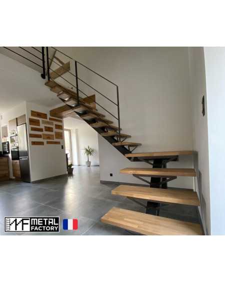 réalisation d'un escalier à limon central avec palier. finition verni incolore pour un style très industriel