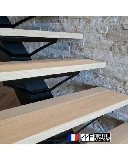 escalier intérieur à limon central avec support CURVE METAL noir mat RAL 9005