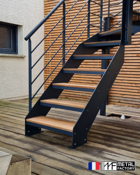 escalier extérieur en acier avec marches en bois réalisés à partir de lames de terrasse