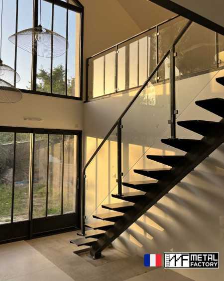 escalier droit full métal avec rambarde en verre