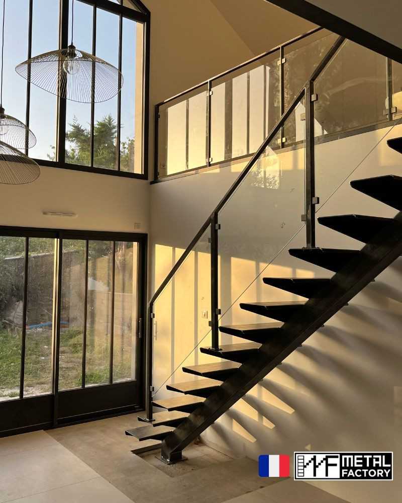 escalier droit full métal avec rambarde en verre