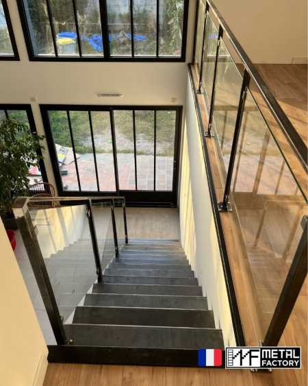 escalier avec marches en métal noir - finition vernis incolore mat