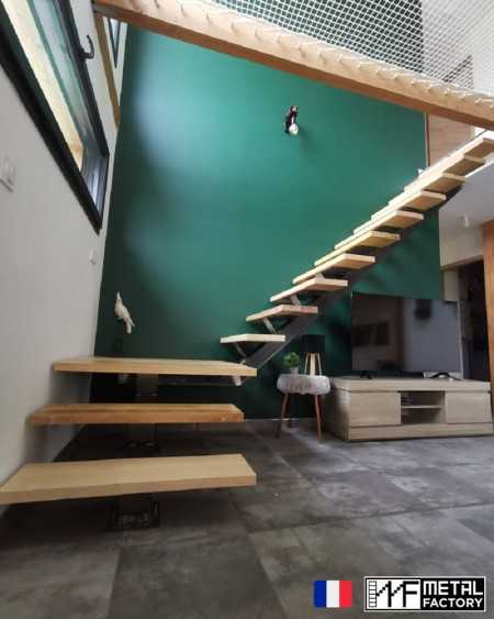 escalier avec rambarde et limon en métal vernis incolore et marches en bois