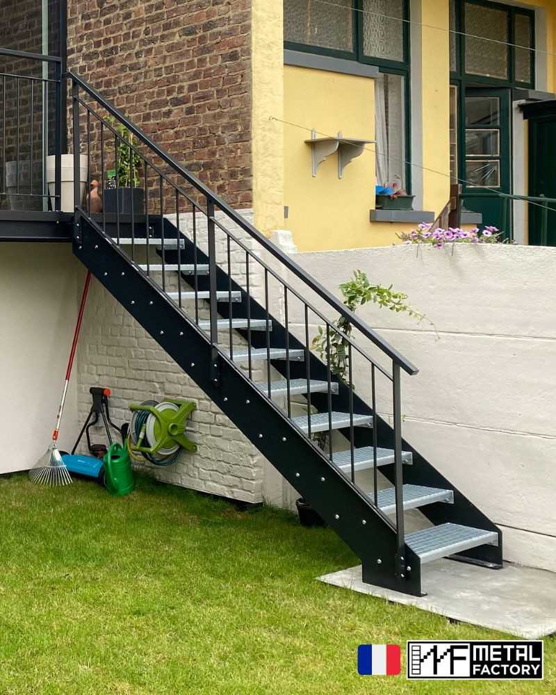 escalier extérieur droit en acier et marches anti dérapantes