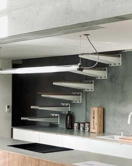 FLOAT METAL fixés sur mur en béton banché