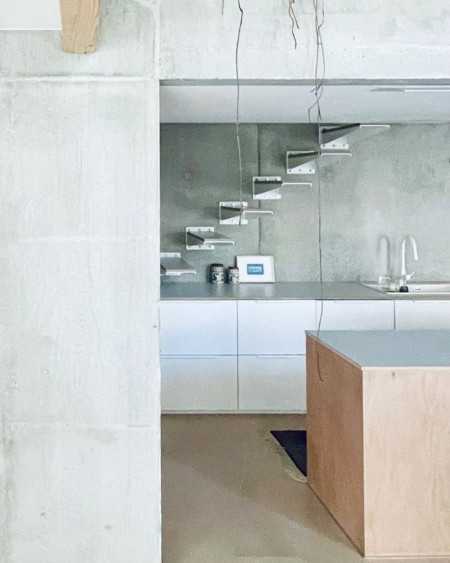 escalier flottant avec marche suspendue