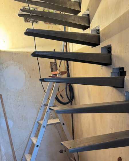 installation d'un escalier suspendu avec marches flottantes