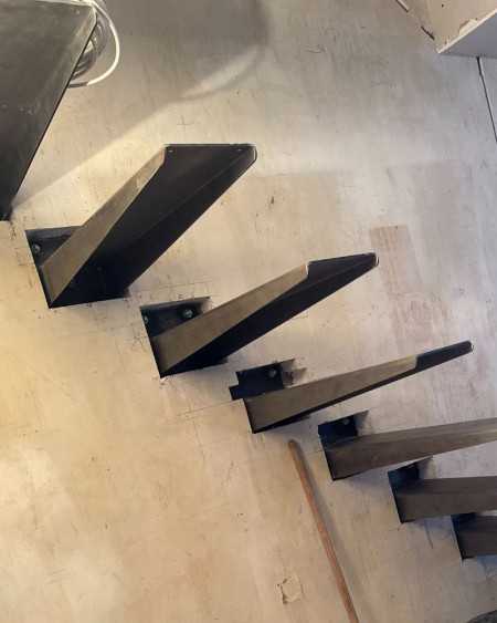 supports de marche FLOAT METAL scellés dans le mur porteur