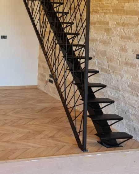 structure en métal pour réaliser un escalier en métal et bois