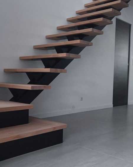 escalier droit en métal avec estrade en bois en partie basse