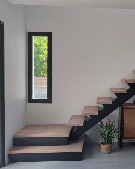 escalier en acier thermolaqué avec palier en bois en partie basse pour un effet whaooo