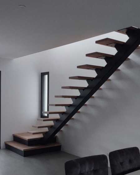 escalier avec estrade  métal et bois