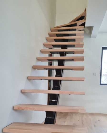 escalier sur mesure 1/4 tournant haut à limon central en métal