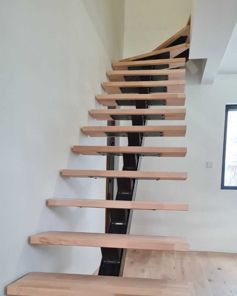 escalier sur mesure 1/4 tournant haut à limon central en métal escalier sur mesure 1/4 tournant haut à limon central en métal