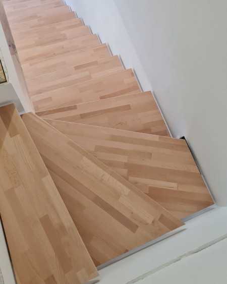 escalier intérieur 1/4 tournant haut en métal et marches hêtre massif lamellé collé escalier intérieur 1/4 tournant haut en métal et marches hêtre massif lamellé collé