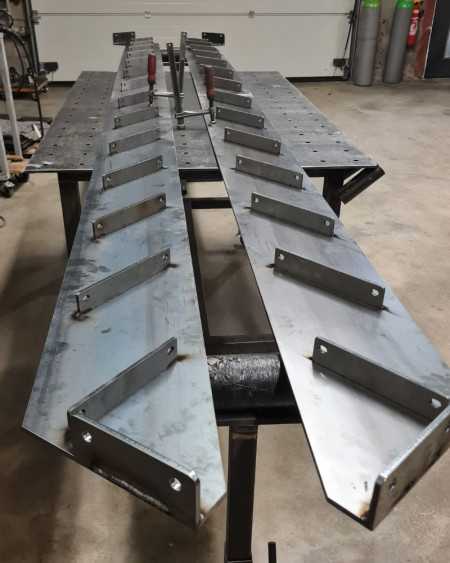 limons en acier twin métal en cours de soudage à l'atelier