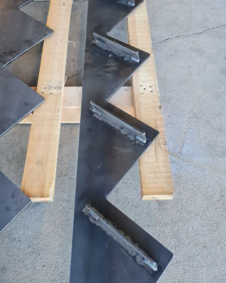 limon crémaillère en métal en cours de soudure à l'atelier.