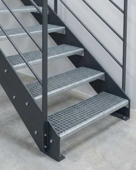 escalier extérieur  en métal avec marches caillebotis galvanisées