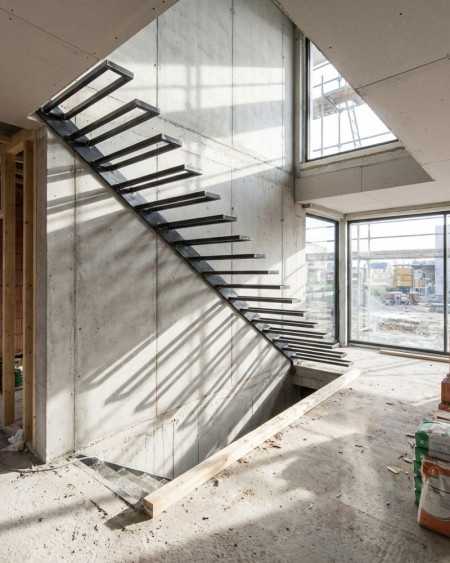 structure sur mesure pour réaliser un escalier flottant en métal avec marches caisson en bois