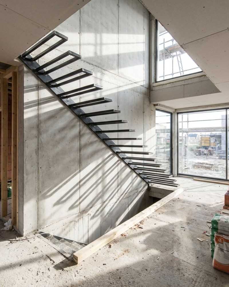 structure sur mesure pour réaliser un escalier flottant en métal avec marches caisson en bois