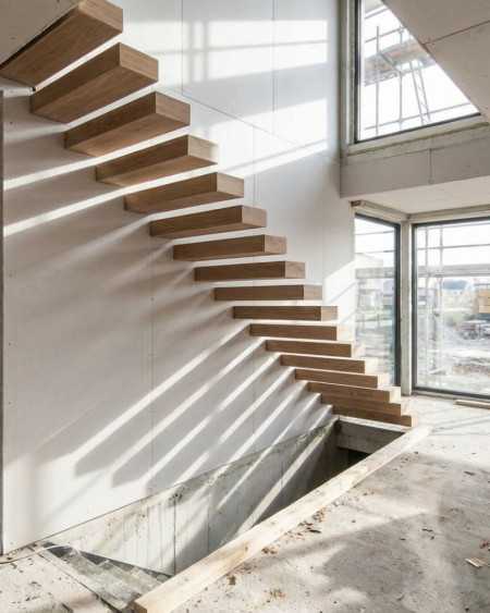 exemple de structure escalier suspendu avec caisson en bois et mur habillé en placo